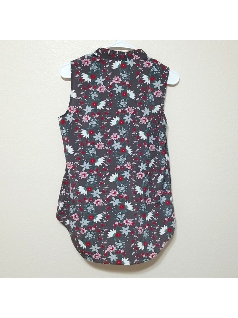 CAbi sleeveless top, V neck ,floral, size small. GUC - Picture 4 of 8